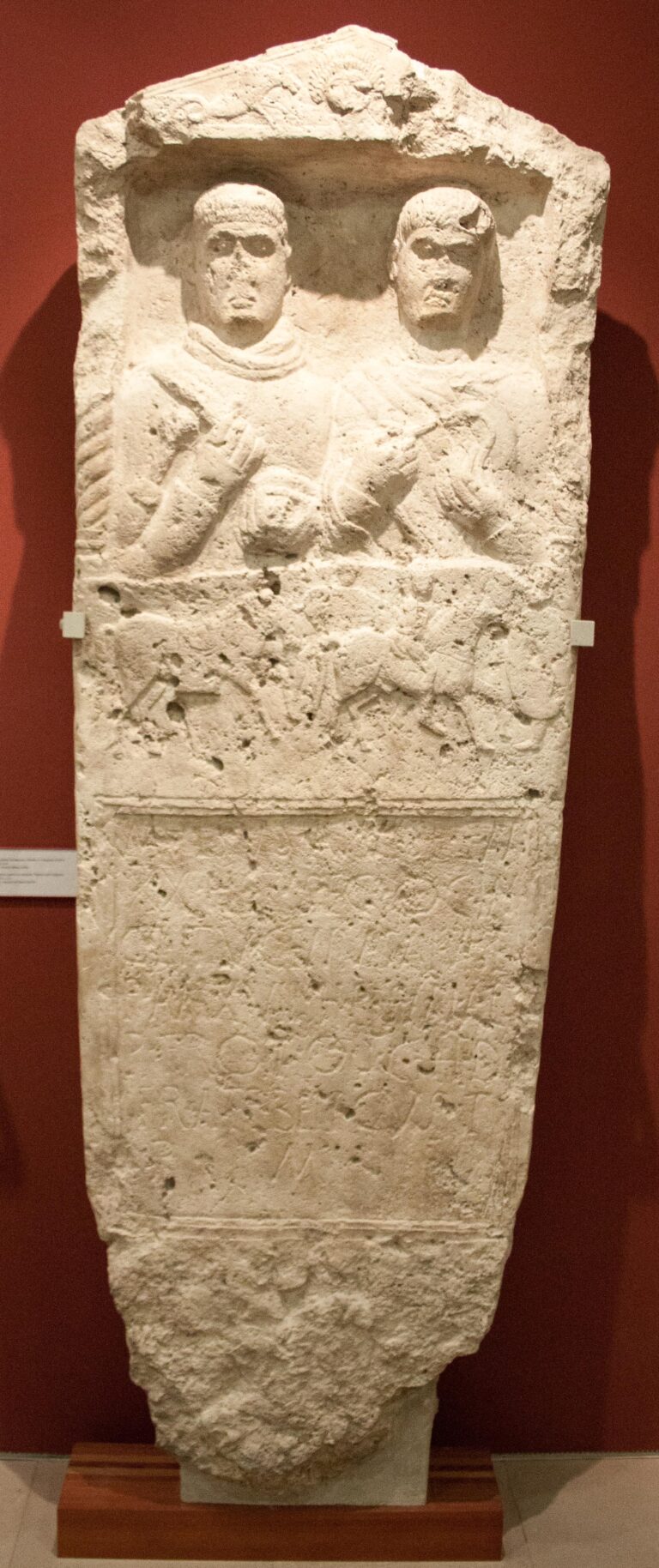 Estela funeraria romana de Intercisa (Dunaújváros, Hungría), con inscripción latina, conservada en el Museo Nacional de Hungría