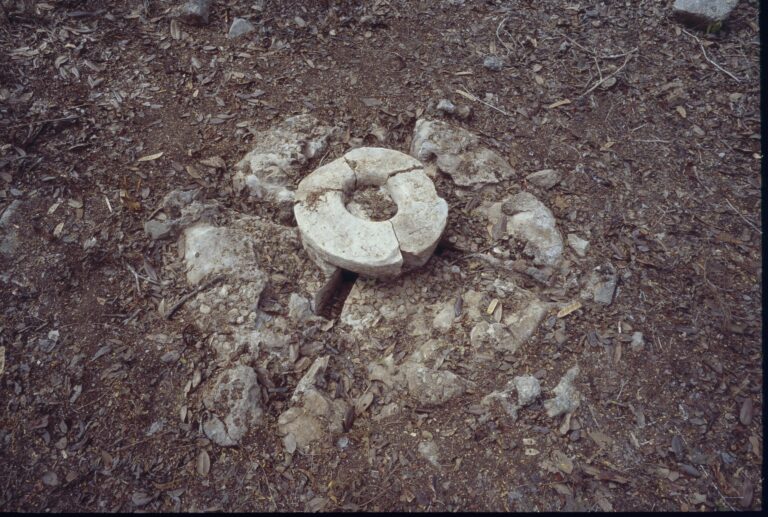 Chultun maya, cisterna subterranea para recoger agua de lluvia, en Xkipche, Yucatan
