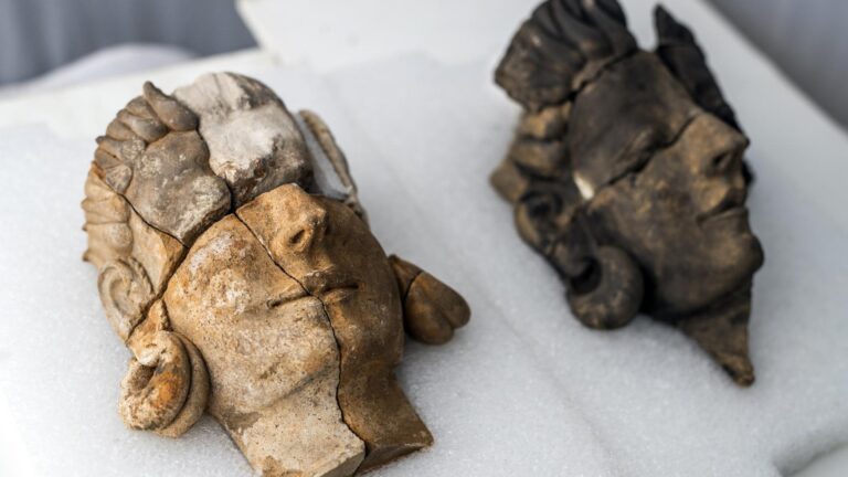 Dos cabezas escultóricas de terracota fracturadas, halladas en una excavación arqueológica.