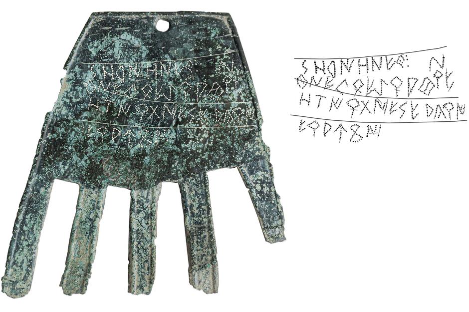 La Mano de Irulegi, pieza de bronce con una inscripción vascónica, junto a la transcripción de sus signos.