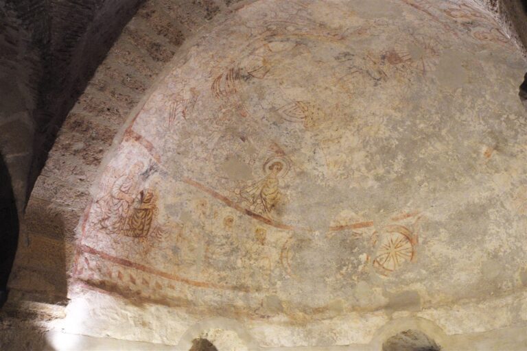 Pinturas murales altomedievales en la cúpula del baptisterio de Sant Miquel de Terrassa, de época visigoda.