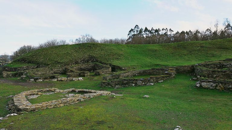 Vista del castro de Viladonga, un poblado fortificado de la Edad del Hierro en Galicia